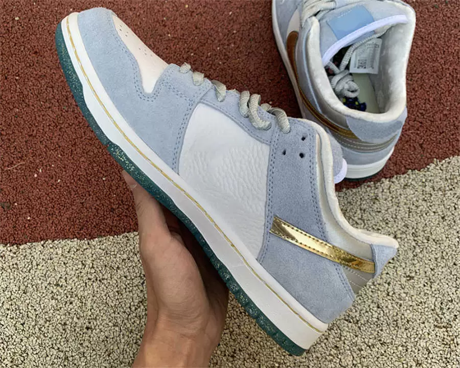 2023 Basketball Shoes Sean Cliver x DK Low Skateboard Shoes Holiday Special Light Blue White Metallic Gold Casual Runner Outdoor Trainers Sneakers With Box
2023 Basketball Shoes Sean Cliver x DK Low Skateboard Shoes Holiday Special Light Blue White Metallic Gold Casual Runner Outdoor Trainers Sneakers With Box