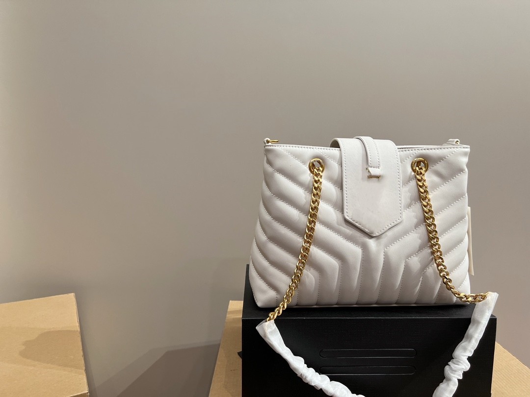 Classic designer bag Chain bag Single shoulder bag Crossbody bag women's handbag underarm bag Tote bag brand leisure bag bucket bag fashion bag Noble Princess bag, Customize
Classic designer bag Chain bag Single shoulder bag Crossbody bag women's handbag underarm bag Tote bag brand leisure bag bucket bag fashion bag Noble Princess bag, Customize