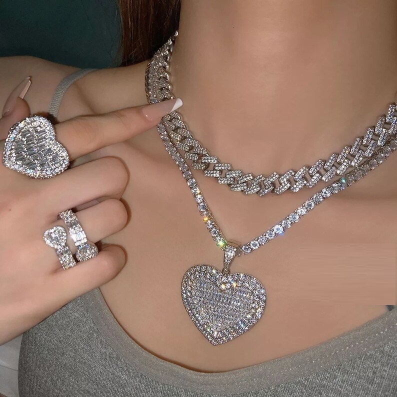 Chokers In Stock Iced Out Bling Women Jewelry 5A White Cubic Zirconia Heart Shaped Pendant Necklace With Tennis Box Chain 230411