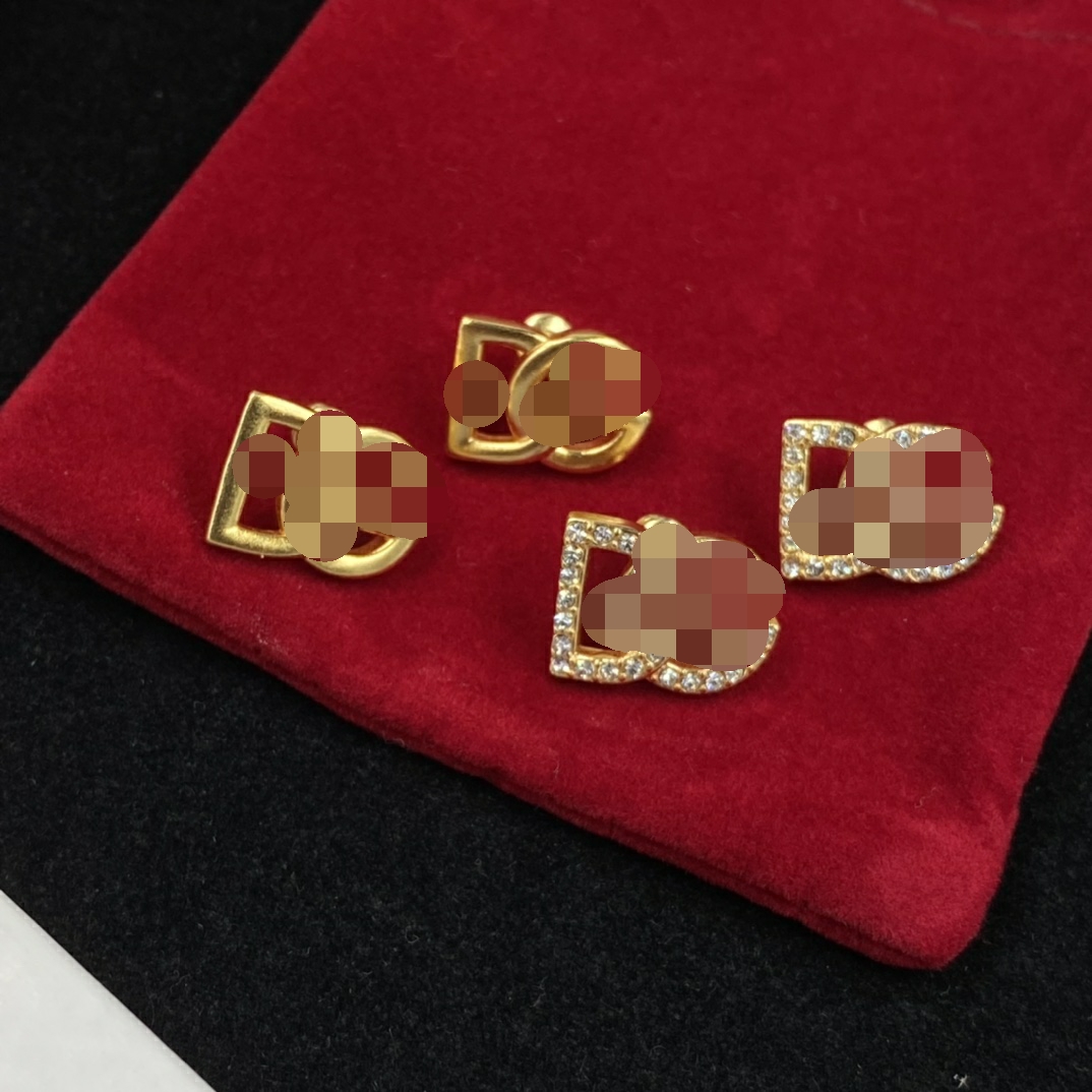 Simple Fashionable and Classic D Letter Brass Stud Earrings 18K Gold Plated Women Girls Valentines Mothers Day Wedding Birthday Designer Jewelry Gifts DER3 ---009
Simple Fashionable and Classic D Letter Brass Stud Earrings 18K Gold Plated Women Girls Valentines Mothers Day Wedding Birthday Designer Jewelry Gifts DER3 ---009
