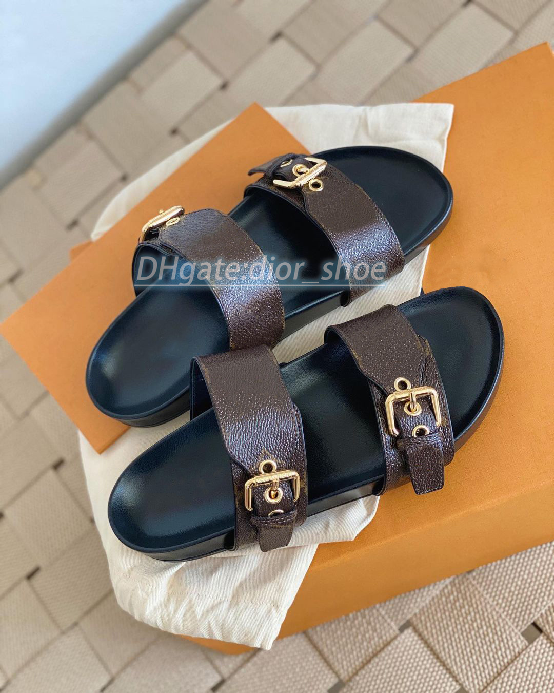 luxury Sandal designer woman man sexy Fashion Summer Outdoor slipper Bom Dia Flat Mule canvas leather 2 strap with gold-tone buckles size 35-45, Pink
luxury Sandal designer woman man sexy Fashion Summer Outdoor slipper Bom Dia Flat Mule canvas leather 2 strap with gold-tone buckles size 35-45, Pink