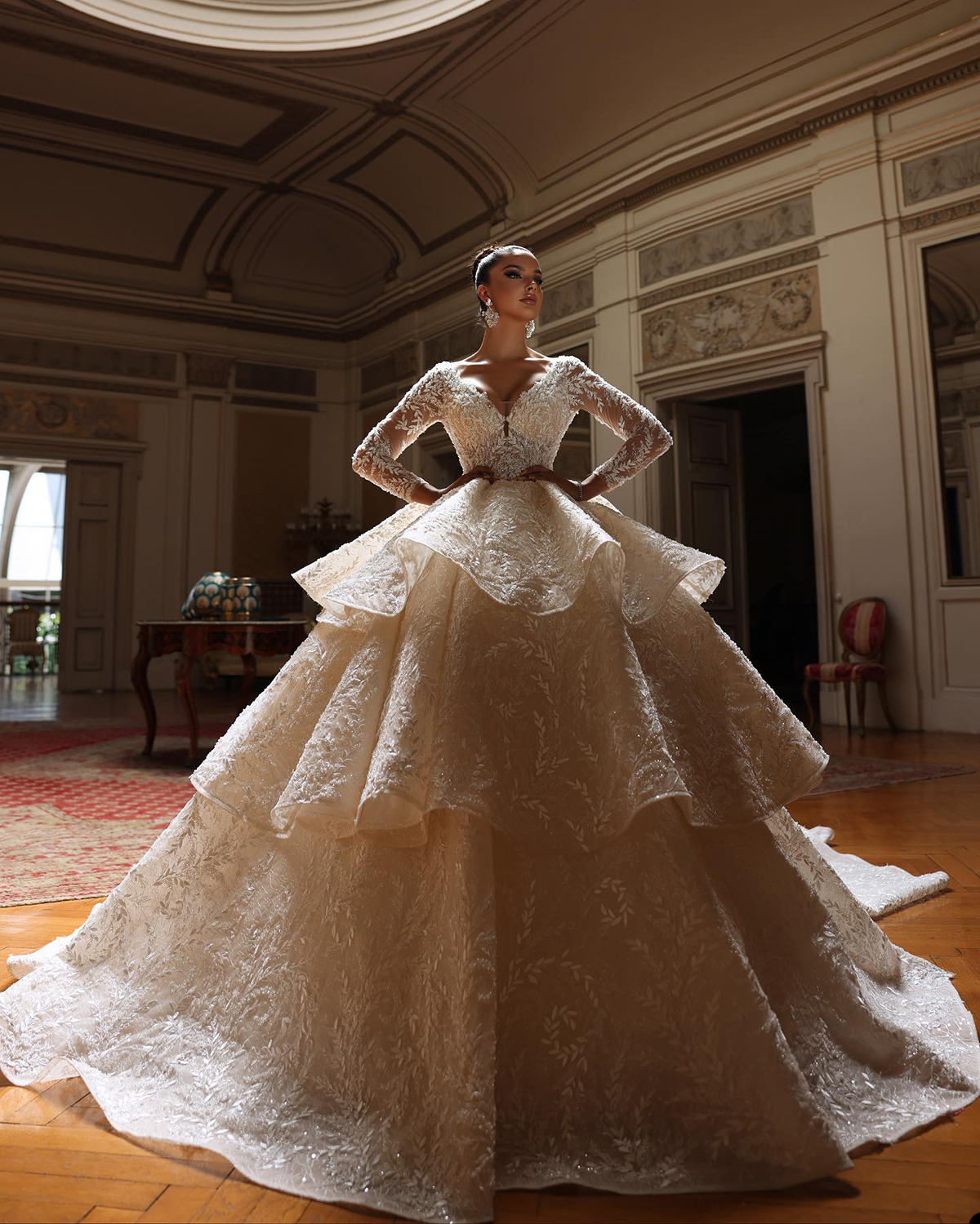 Sexy Full Sleeve Arabic Wedding Dresses Ball Gown V Neck Sequined Lace Bridal Dress Sweep Floor Custom Made Gowns