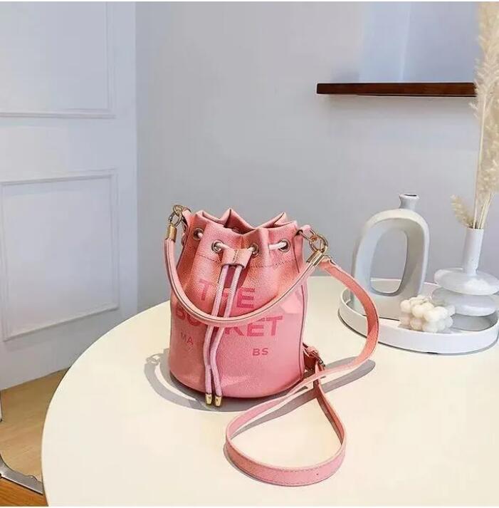 Fashion Women Leather Shoulder Bag Printed Letter Flower Wallet Designers Handbags Purse Female Messenger Tote The Bucket Bag, Customize
Fashion Women Leather Shoulder Bag Printed Letter Flower Wallet Designers Handbags Purse Female Messenger Tote The Bucket Bag, Customize