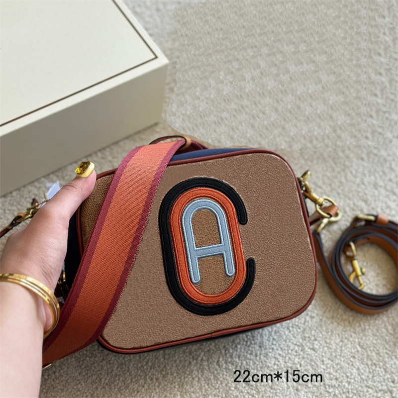 Designer Bags Fashion Crossbody Bag Womens Shoulder Bags 22cm Leather Letter Design High Quality Men Purse Camera Bag
Designer Bags Fashion Crossbody Bag Womens Shoulder Bags 22cm Leather Letter Design High Quality Men Purse Camera Bag
