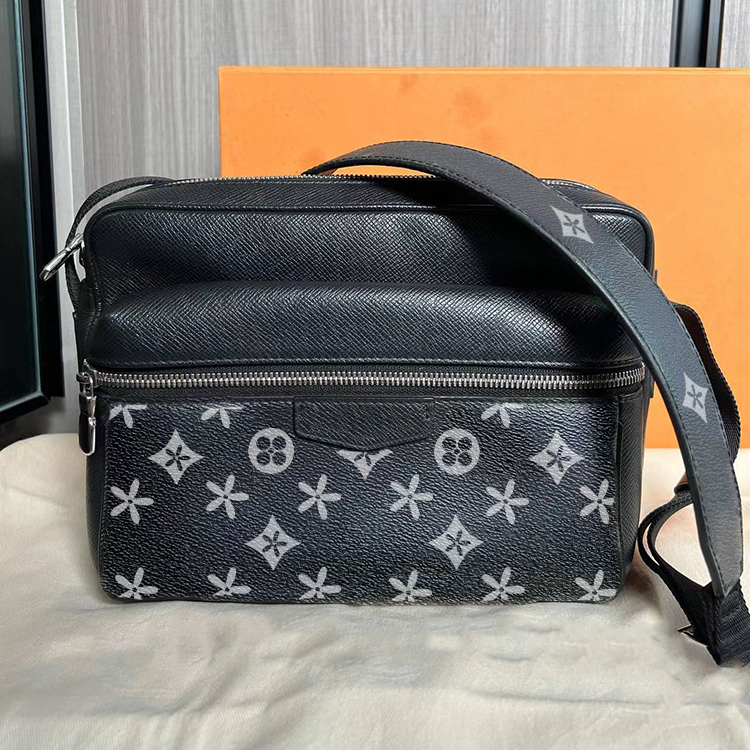 Man outdoor sports messenger Shoulder bag M30830 M69443 Women handbag crossbody Luxury tote pochette Designer hand bags Genuine leather Fashion zipper clutch Bags, 1-black
Man outdoor sports messenger Shoulder bag M30830 M69443 Women handbag crossbody Luxury tote pochette Designer hand bags Genuine leather Fashion zipper clutch Bags, 1-black