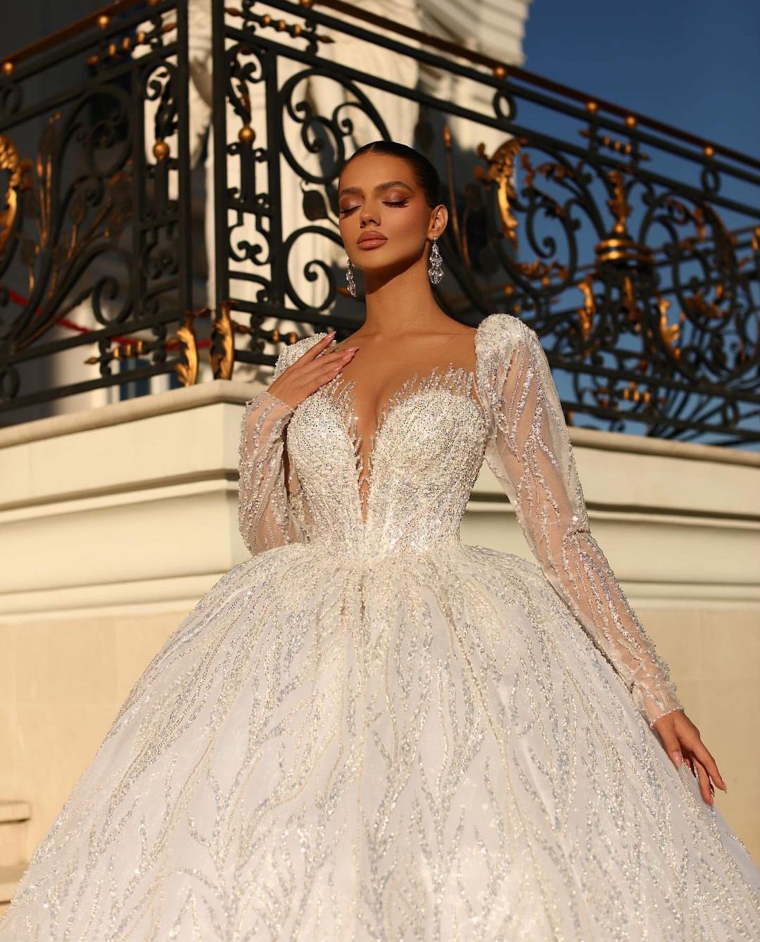 Ball Gown Wedding Dresses V Neck Long Sleeves Sequins Appliques Beaded or Length Ruffles 3D Lace Sparkly Zipper Formal Bridal Gowns Plus Size Vestido 