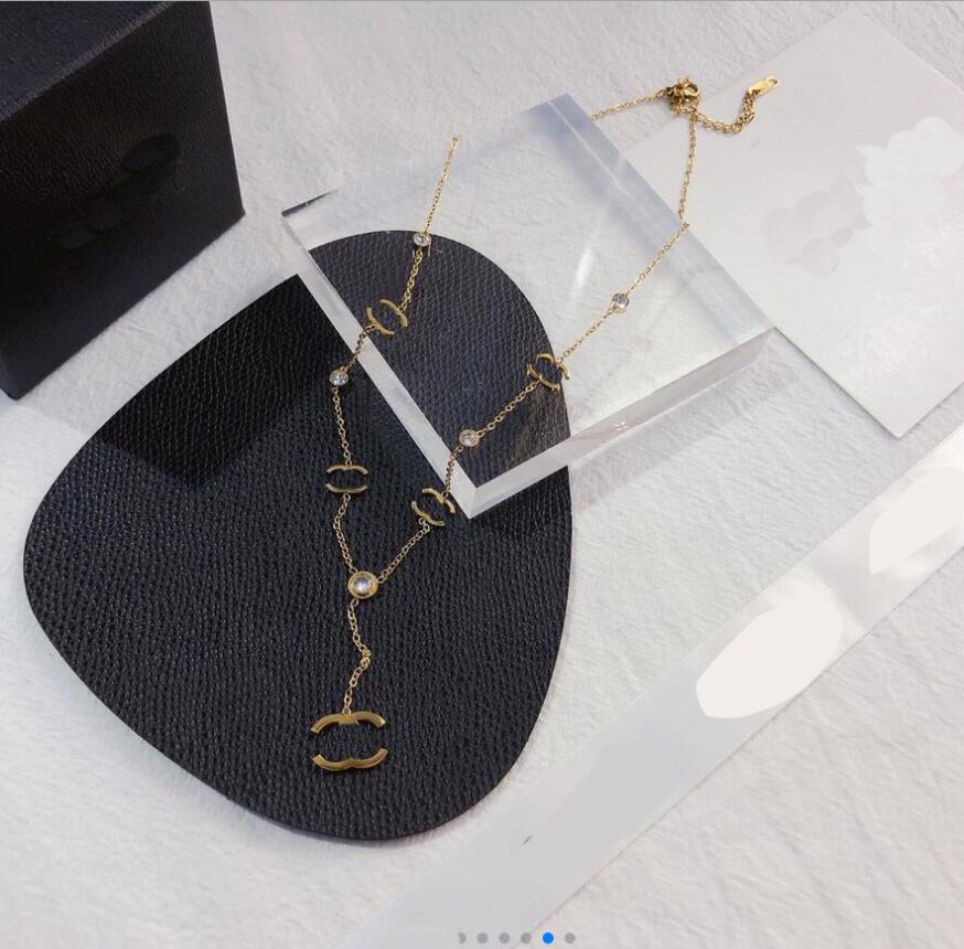 Luxury Women Band Designer Double Letter Pendant Necklace High Quality 18k Gold Plated Clavicular Chain Womens Girl Wedding Valentine's Day Jewelry Gift
Luxury Women Band Designer Double Letter Pendant Necklace High Quality 18k Gold Plated Clavicular Chain Womens Girl Wedding Valentine's Day Jewelry Gift