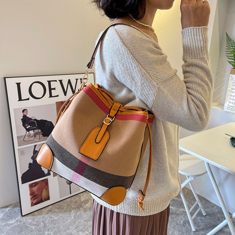 Niche designer canvas one shoulder bucket bag 2023 fashion Internet celebrity model color bump striped crossbody bag pull armpit bag, Deep brown as the picture
Niche designer canvas one shoulder bucket bag 2023 fashion Internet celebrity model color bump striped crossbody bag pull armpit bag, Deep brown as the picture
