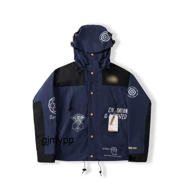 Men's Jackets American Outdoor T Classic Mountain Function Windproof and Waterproof Splicing Japanese Retro Hooded Charge Coat 134C02
Men's Jackets American Outdoor T Classic Mountain Function Windproof and Waterproof Splicing Japanese Retro Hooded Charge Coat 134C02