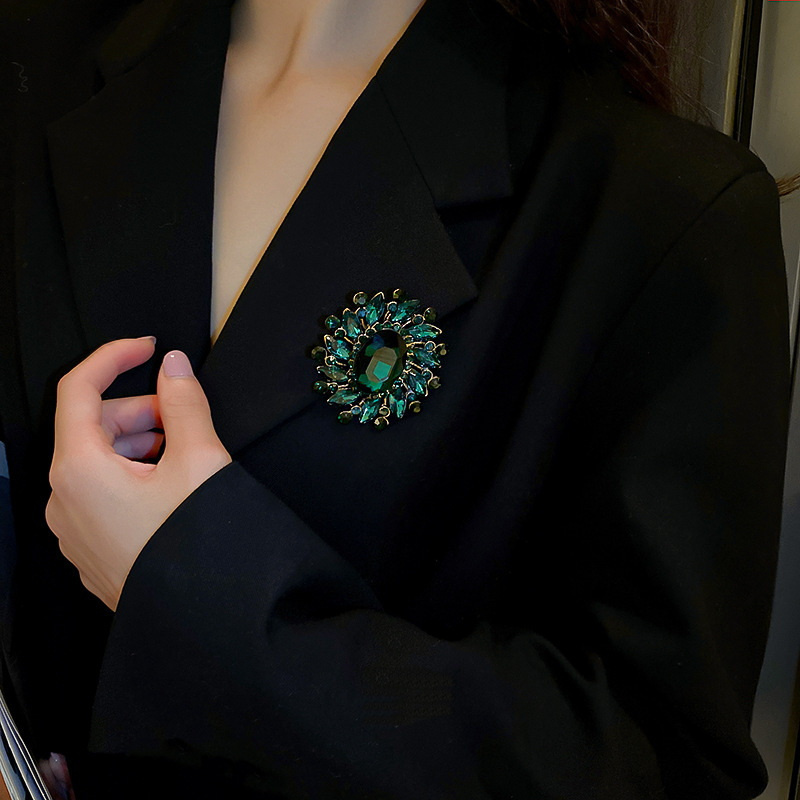 Pins Brooches Vintage Green Crystal Flower Brooches for Women Baroque Trendy Elegant Grometric Brooch Pins Wedding Party Jewelry Gifts 230411