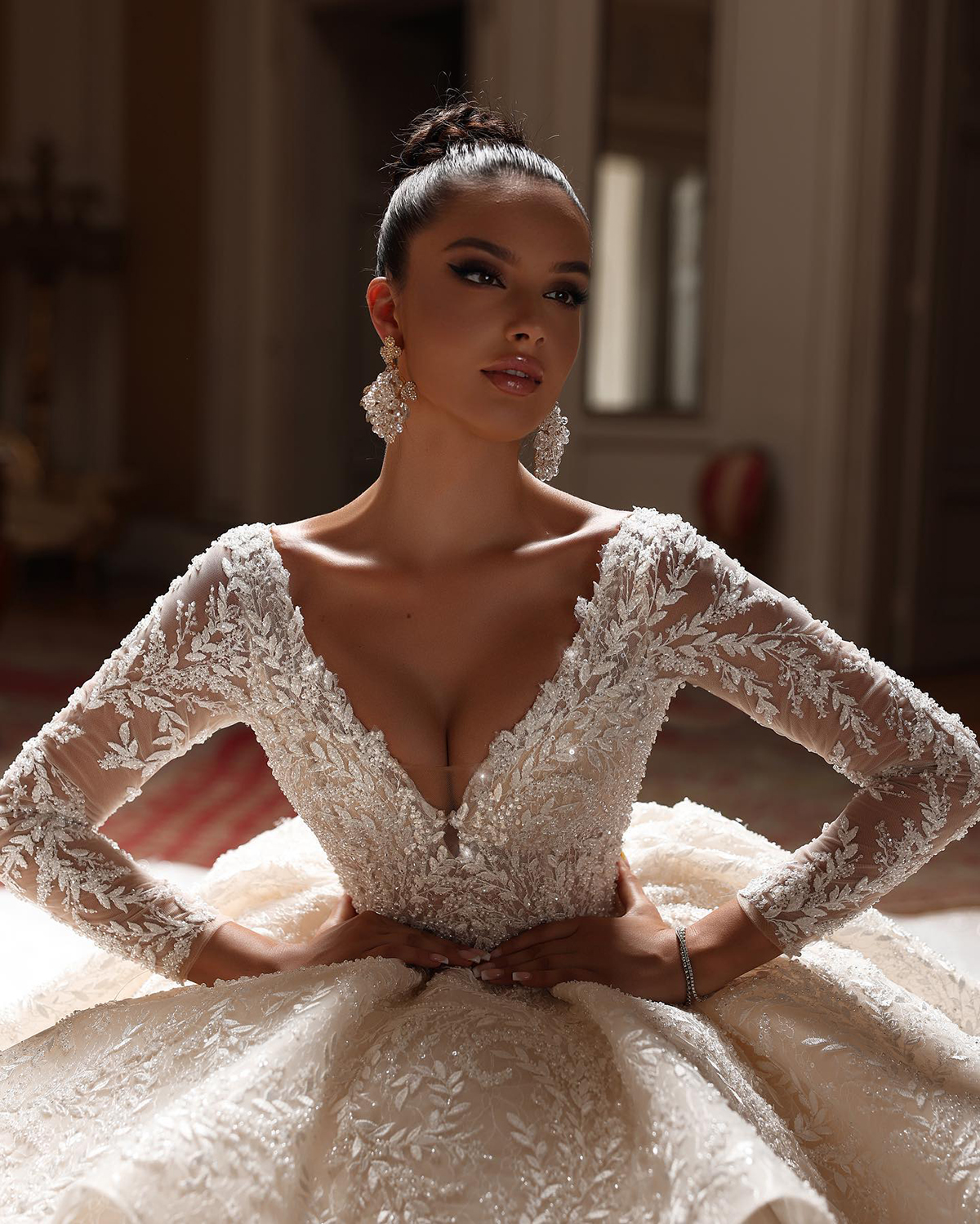 Sexy Full Sleeve Arabic Wedding Dresses Ball Gown V Neck Sequined Lace Bridal Dress Sweep Floor Custom Made Gowns