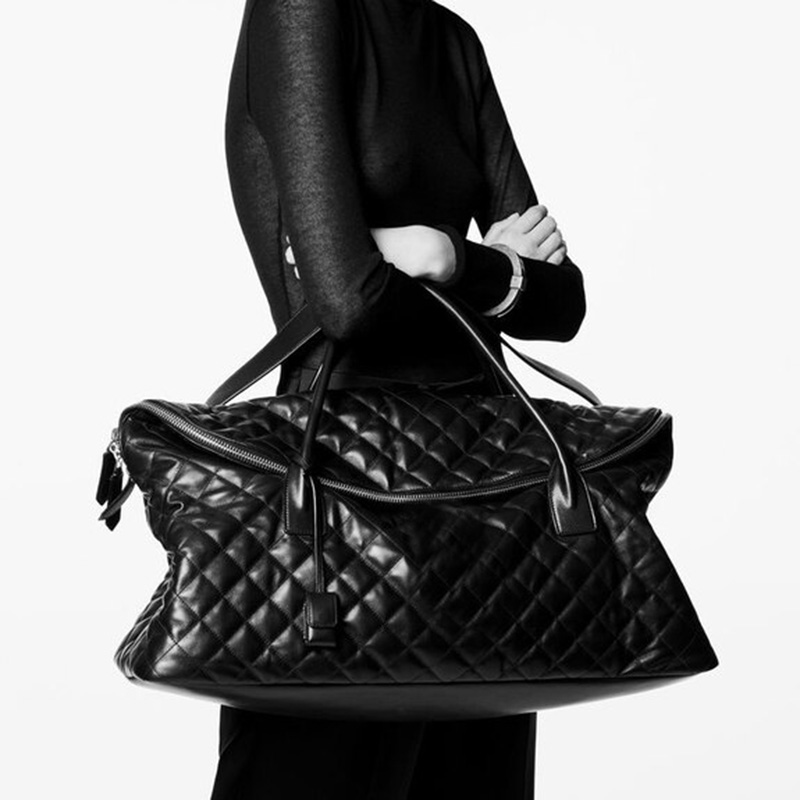 23 Luxury designer Es Giant Travel Bag In Quilted Leather Black Maxi Supple Bag Metal Hardware Zip Closure Top Handles And A Lock In A Detachable Leather Case
23 Luxury designer Es Giant Travel Bag In Quilted Leather Black Maxi Supple Bag Metal Hardware Zip Closure Top Handles And A Lock In A Detachable Leather Case