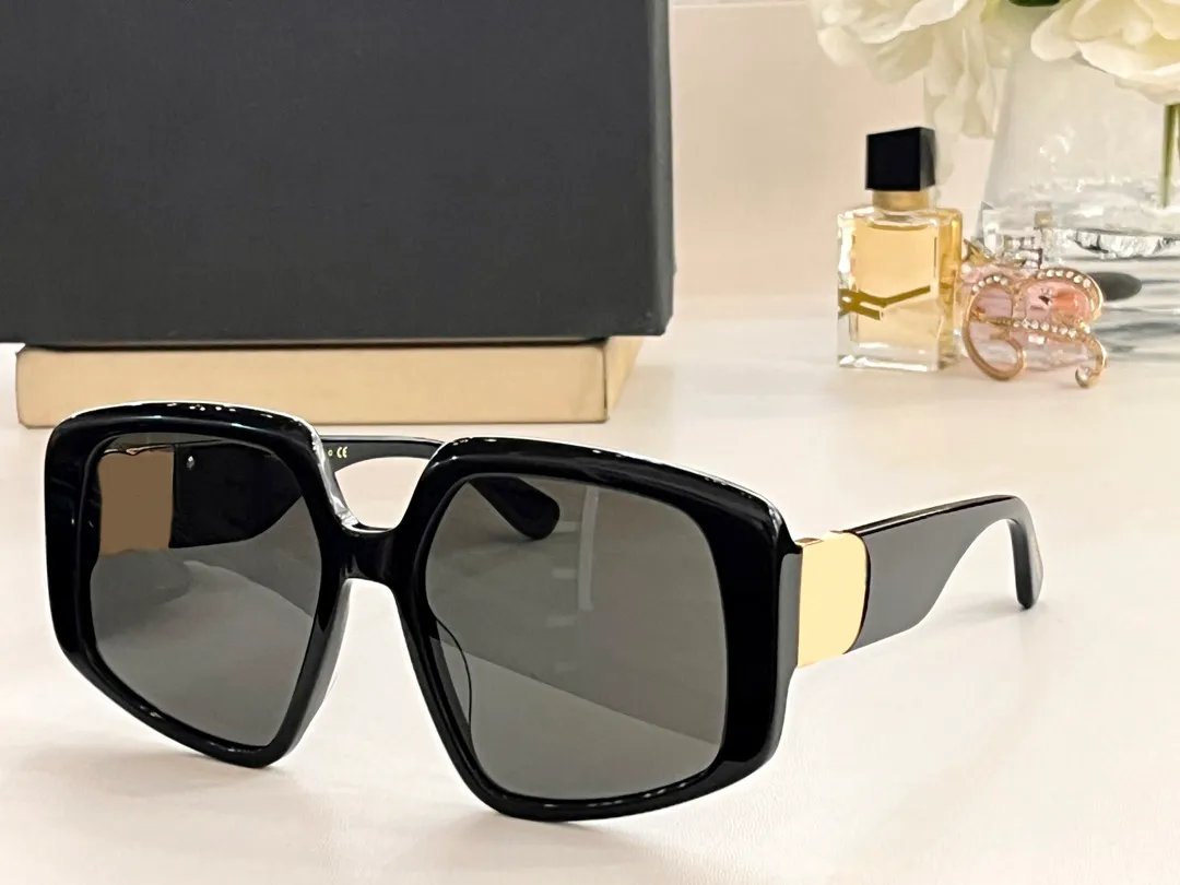 10A Sunglasses For Women Men Summer 4386 Designers Style Anti-Ultraviolet Retro Plate Full Frame Fashion Eyeglasses Random Box
10A Sunglasses For Women Men Summer 4386 Designers Style Anti-Ultraviolet Retro Plate Full Frame Fashion Eyeglasses Random Box