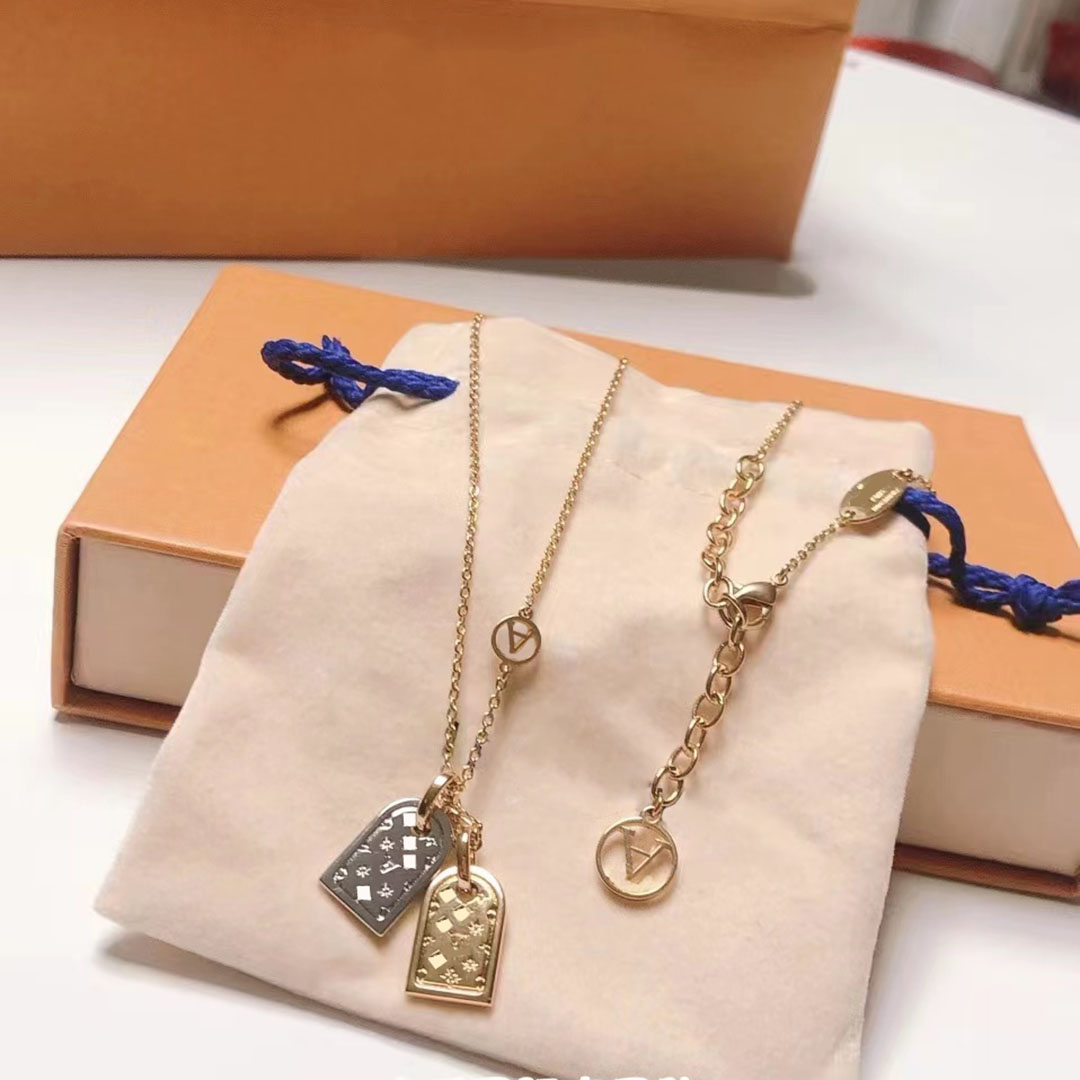 Luxurys Necklace Designer Two-plate Colour Separation Necklaces Women Stainless Steel Jewelry Couple Pendants Leisure Style Jewelry lovers good nice
Luxurys Necklace Designer Two-plate Colour Separation Necklaces Women Stainless Steel Jewelry Couple Pendants Leisure Style Jewelry lovers good nice