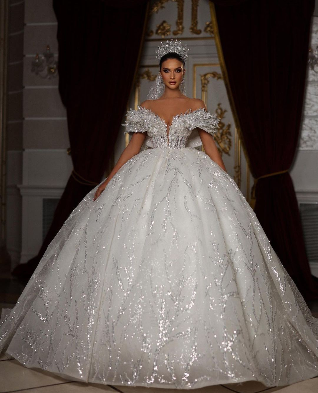 Luxury Ball Gown Wedding Dresses Sleeveless V Neck Off Shoulder Sequins Appliques 3D Lace Bridal Gowns Beaded Formal Dress Plus Size Custom Made Vesti