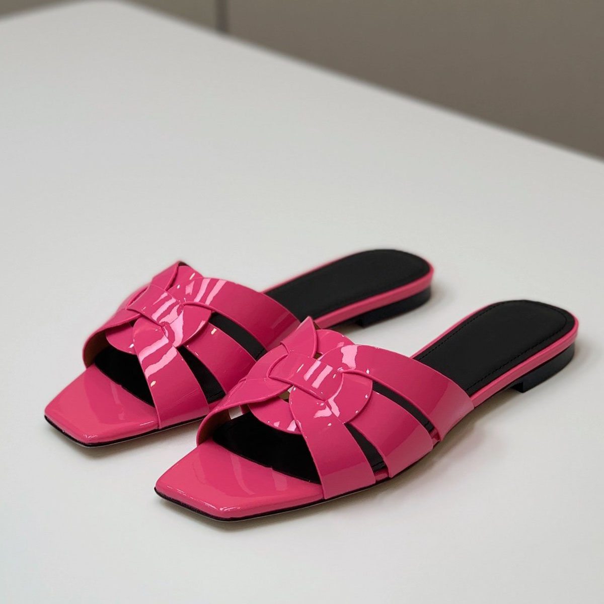 Tribute Woven cross Sandals Slippers Slides heeled Flat heels Square open-toe shoes women's luxury designers Patent Leather outsole Casual shoes factory footwear, Yellow
Tribute Woven cross Sandals Slippers Slides heeled Flat heels Square open-toe shoes women's luxury designers Patent Leather outsole Casual shoes factory footwear, Yellow