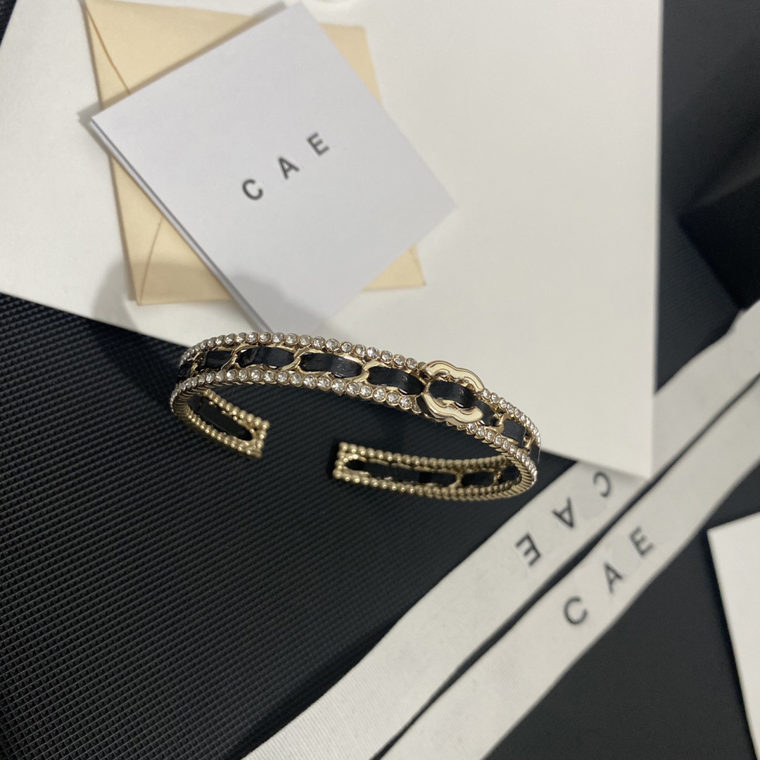 Luxury Designer Bangle Bracelet for Women Cuff Leather Gold Plated Fashion Adjustable Design Popular Embossed Stamp Brand Letters Accessory Simple Style
Luxury Designer Bangle Bracelet for Women Cuff Leather Gold Plated Fashion Adjustable Design Popular Embossed Stamp Brand Letters Accessory Simple Style