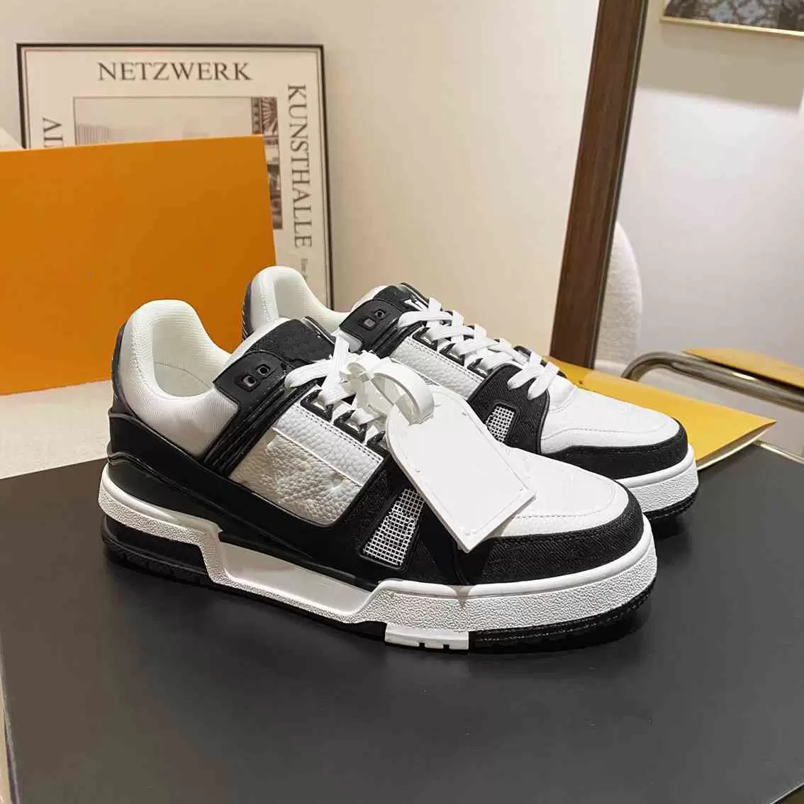 Designer Sneakers Men Shoes Classic Vintage Trainers Leather Mesh Casual Shoe Combination Large Sole Printing Women Sneaker, Color 1
Designer Sneakers Men Shoes Classic Vintage Trainers Leather Mesh Casual Shoe Combination Large Sole Printing Women Sneaker, Color 1
