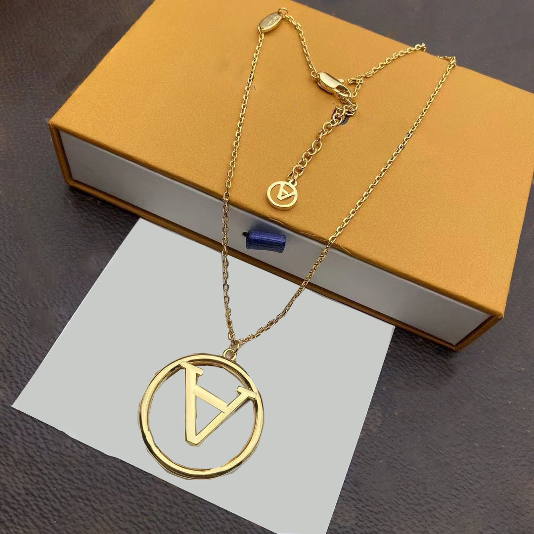 Luxurys Necklace Designer Simple Roundel Letters Necklaces Women Stainless Steel Couple Pendants Leisure Style Personalized Vintage Jewelry Lovers good nice
Luxurys Necklace Designer Simple Roundel Letters Necklaces Women Stainless Steel Couple Pendants Leisure Style Personalized Vintage Jewelry Lovers good nice