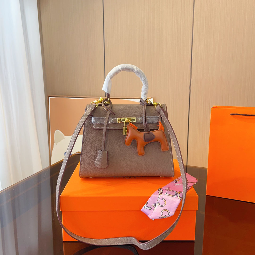 2023 new designer consuela handbags & purses soft handbag ladies handbag cowhide palmprint fashion shoulder bag lock and pony pendant with gift box, Khaki
2023 new designer consuela handbags & purses soft handbag ladies handbag cowhide palmprint fashion shoulder bag lock and pony pendant with gift box, Khaki