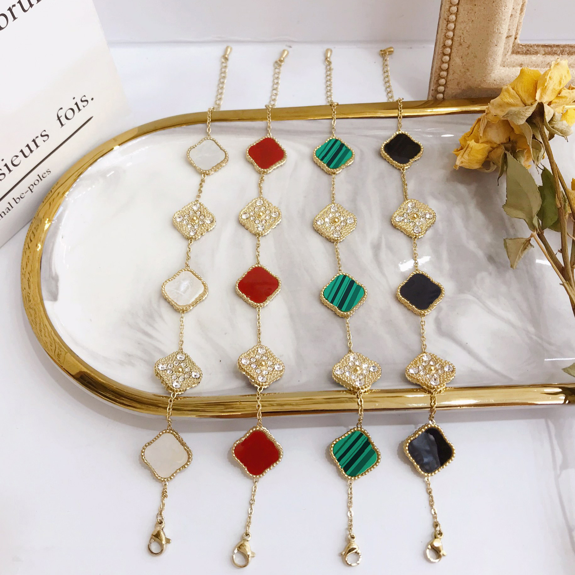 High Quality Bracelets Bangle 18K Gold Plated Stainless steel Flower Letter Pendants Lovers Gift Wristband Cuff Chain Women Bracelet for Birthday Gift L002
High Quality Bracelets Bangle 18K Gold Plated Stainless steel Flower Letter Pendants Lovers Gift Wristband Cuff Chain Women Bracelet for Birthday Gift L002