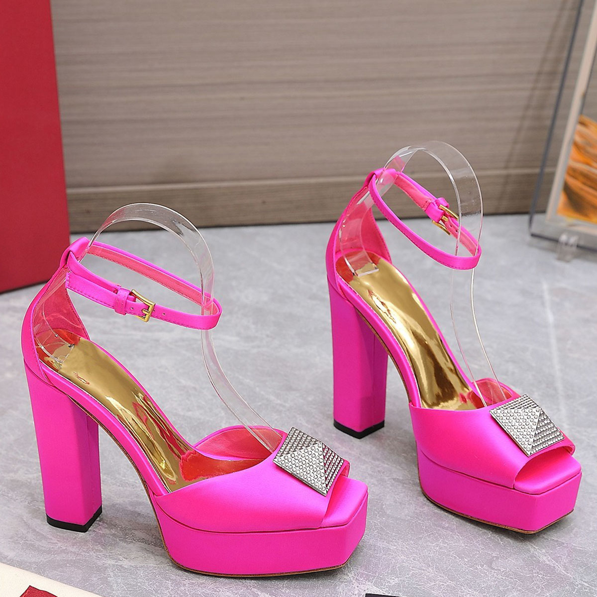 One Stud Platform Pumps Sandals Rhinestones Slides heeled Chunky Block heels shoes women's luxury designers leather outsole Evening Party shoes factory footwear, Pink
One Stud Platform Pumps Sandals Rhinestones Slides heeled Chunky Block heels shoes women's luxury designers leather outsole Evening Party shoes factory footwear, Pink