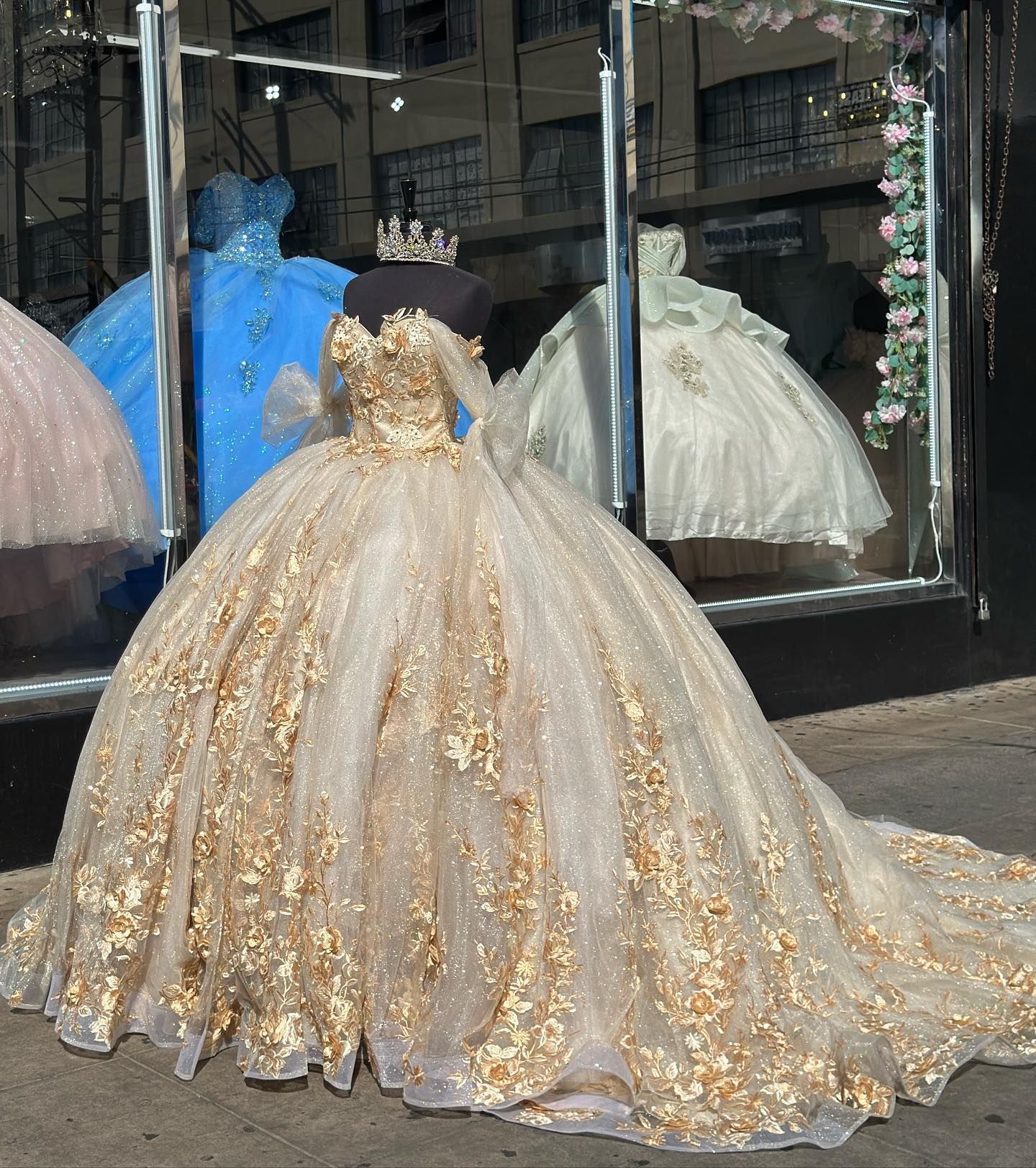 Luxury Champagne Quinceanera Dresses With Gold 3D Floral Flowers Appliques Lace Princess Ball Gown Sweet 16 Dress Off The Shoulder Back Lace-Up Prom B