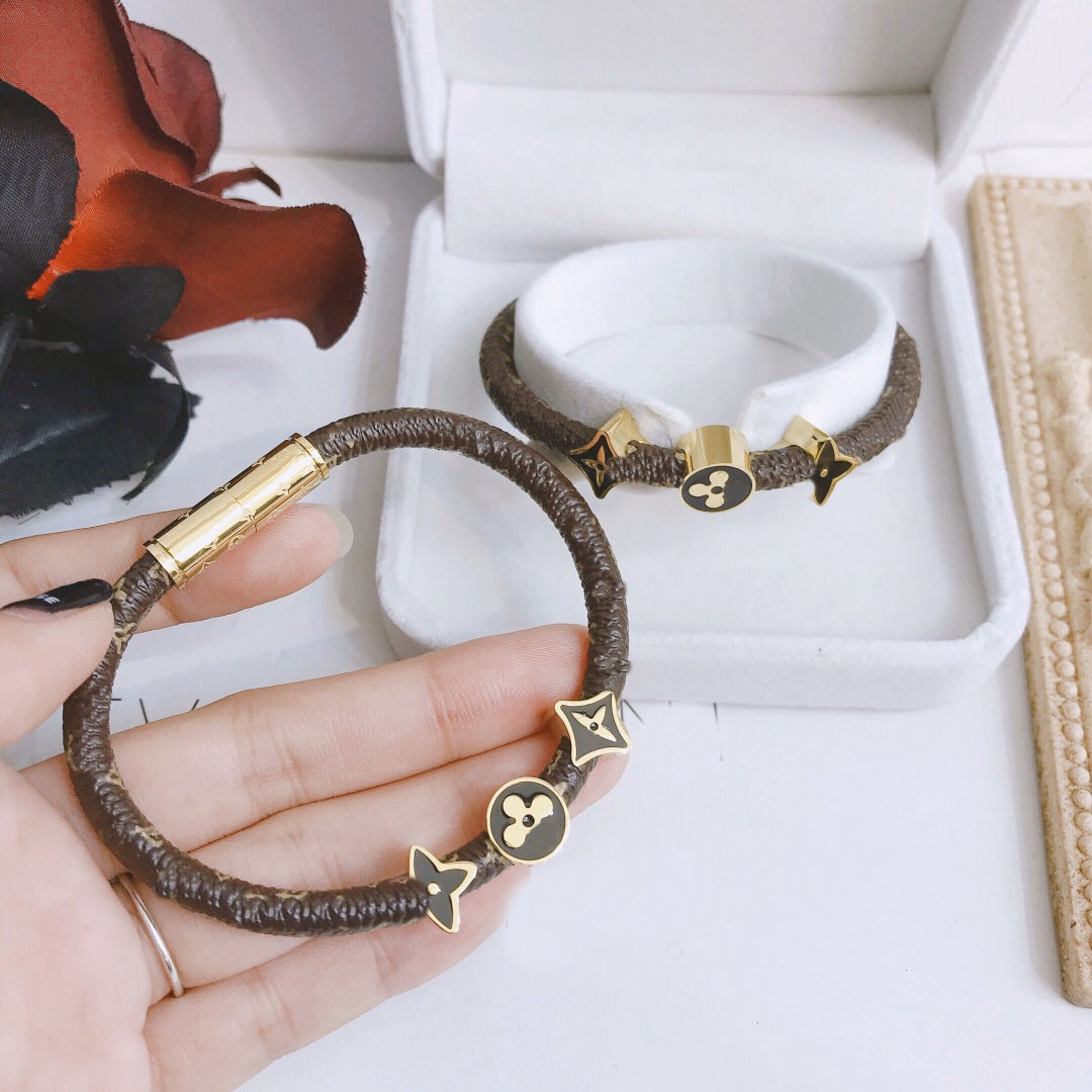 Designer Ladies Bracelet Gold Stainless Steel Love Faux Leather Women Bracelets Presbyopia Bracelet Old Flower Couple Classic Diamond Jewelry Accessories S058
Designer Ladies Bracelet Gold Stainless Steel Love Faux Leather Women Bracelets Presbyopia Bracelet Old Flower Couple Classic Diamond Jewelry Accessories S058