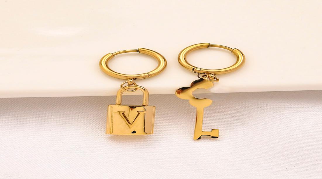 Charm Earrings Designer Lock Key Asymmetric Ear Stud Luxury Huggie Brand Women Gold Plated Earring Wedding Party Jewelry Accessori7433902
Charm Earrings Designer Lock Key Asymmetric Ear Stud Luxury Huggie Brand Women Gold Plated Earring Wedding Party Jewelry Accessori7433902