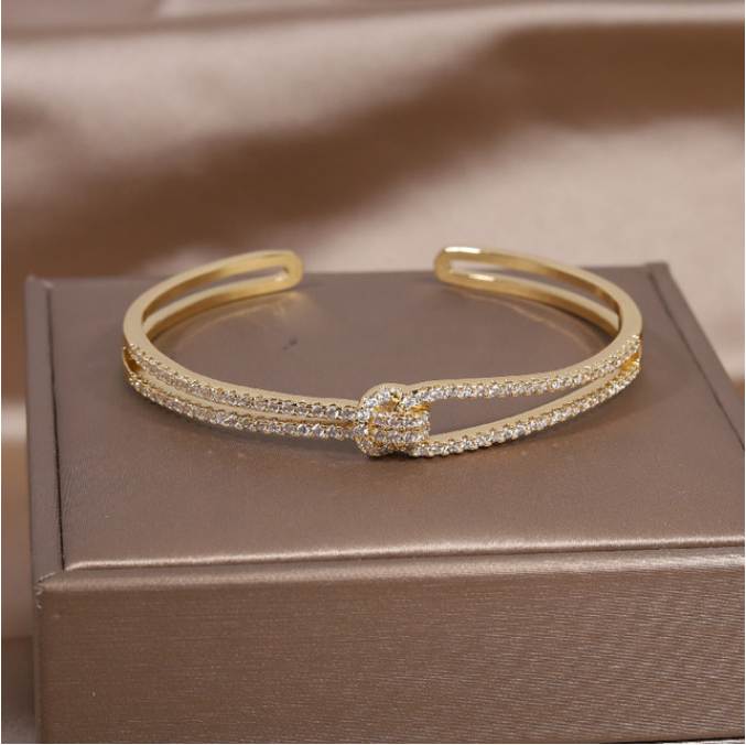 Cuff bangle for Women 14K real gold plating designer bracelets exquisite luxury full zircon knot bracelet elegant women's wedding party opening adjustable bracelet
Cuff bangle for Women 14K real gold plating designer bracelets exquisite luxury full zircon knot bracelet elegant women's wedding party opening adjustable bracelet