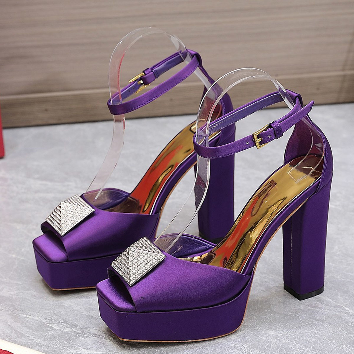 One Stud Platform Pumps Sandals Rhinestones Slides heeled Chunky Block heels women's luxury designers leather outsole Dress Evening Party shoes factory footwear, Pink
One Stud Platform Pumps Sandals Rhinestones Slides heeled Chunky Block heels women's luxury designers leather outsole Dress Evening Party shoes factory footwear, Pink