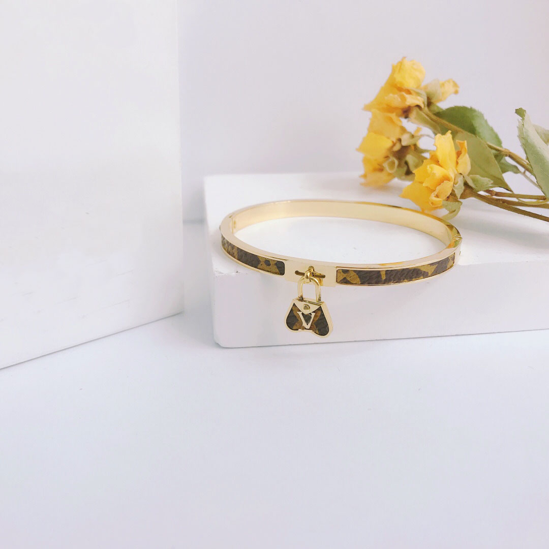 Luxury Bangle Designer Gold Chain Bracelet Womens Letter 18K Gold Plated Stainless Steel Jewelry Faux Leather Wristband Cuff Charm Wedding Gifts Accessories S050
Luxury Bangle Designer Gold Chain Bracelet Womens Letter 18K Gold Plated Stainless Steel Jewelry Faux Leather Wristband Cuff Charm Wedding Gifts Accessories S050