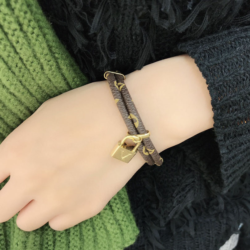 Fashion bangle bracelets for women Lock Designer Letter Jewelry 18K Gold Plated Stainless Steel Bracelet Faux Leather Womens Wedding Gifts S033
Fashion bangle bracelets for women Lock Designer Letter Jewelry 18K Gold Plated Stainless Steel Bracelet Faux Leather Womens Wedding Gifts S033