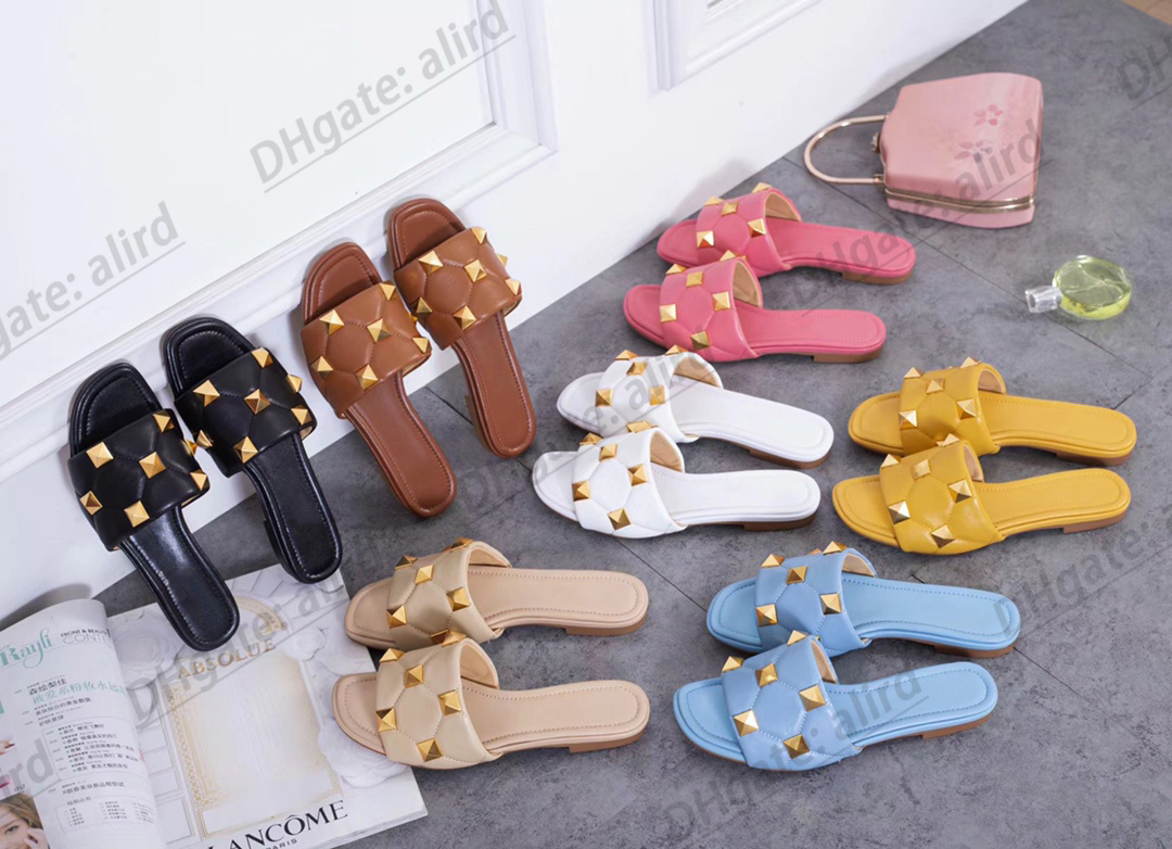 Rockstud sandal luxury shoe designer woman slipper for man ROMAN STUD Quilted nappa Fashion comfort leather flat rivet slide rubber sole lady, Red
Rockstud sandal luxury shoe designer woman slipper for man ROMAN STUD Quilted nappa Fashion comfort leather flat rivet slide rubber sole lady, Red