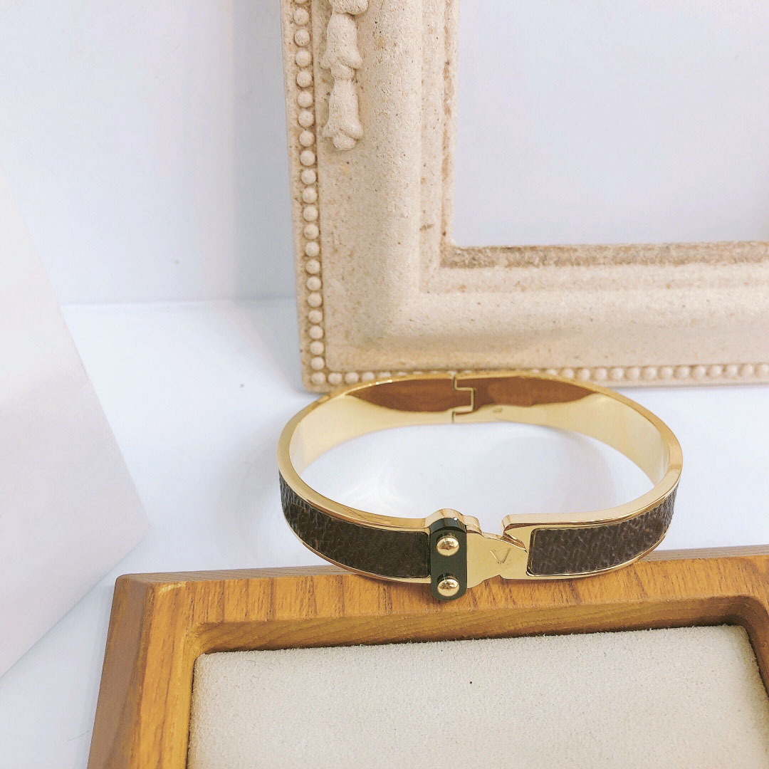 Designer Jewelry Women 18k Gold Bangle Bracelet Stainless Steel Bracelets Wedding Fashion Flower Pattern Charm Lovers Gift S076
Designer Jewelry Women 18k Gold Bangle Bracelet Stainless Steel Bracelets Wedding Fashion Flower Pattern Charm Lovers Gift S076