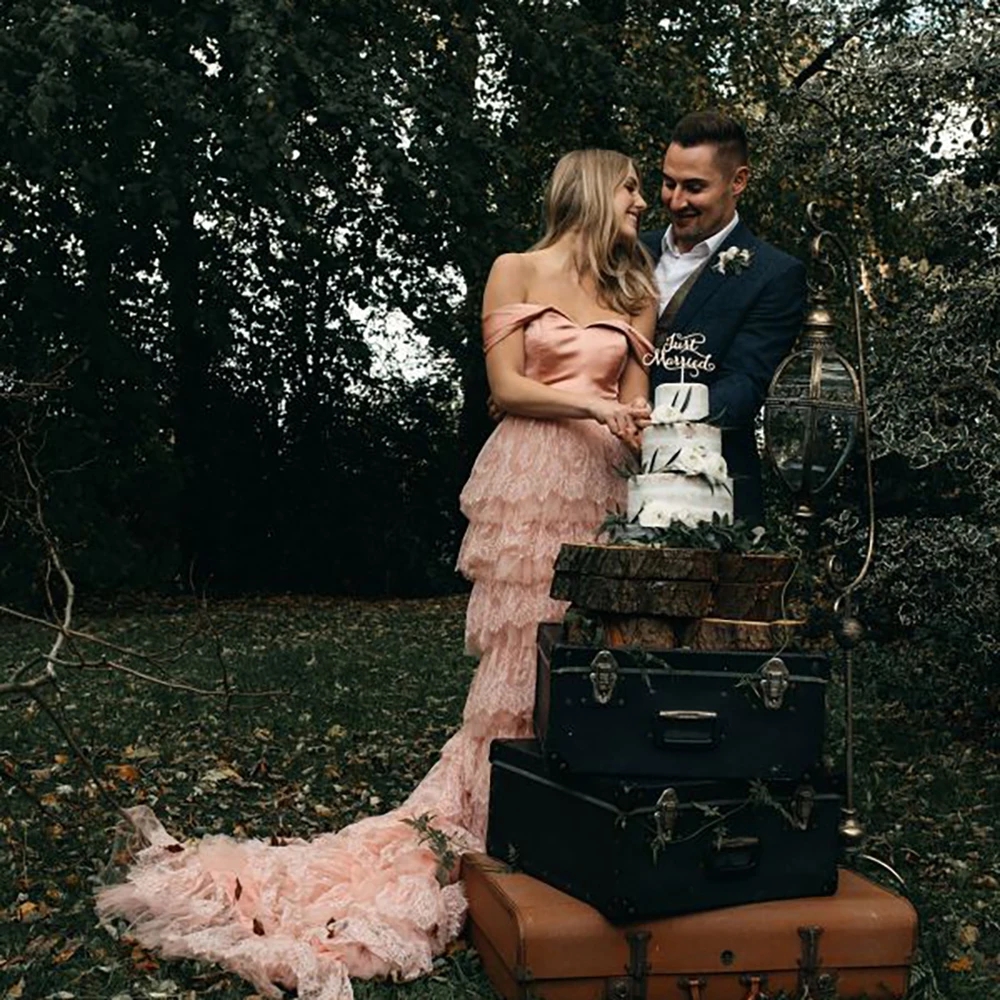 Vintage Blush Pink Princess a-line Wedding Dresses 2023 Off Shoulder Tiered Lace stain Bohemian Outdoor Bridal Gowns Photoshoot