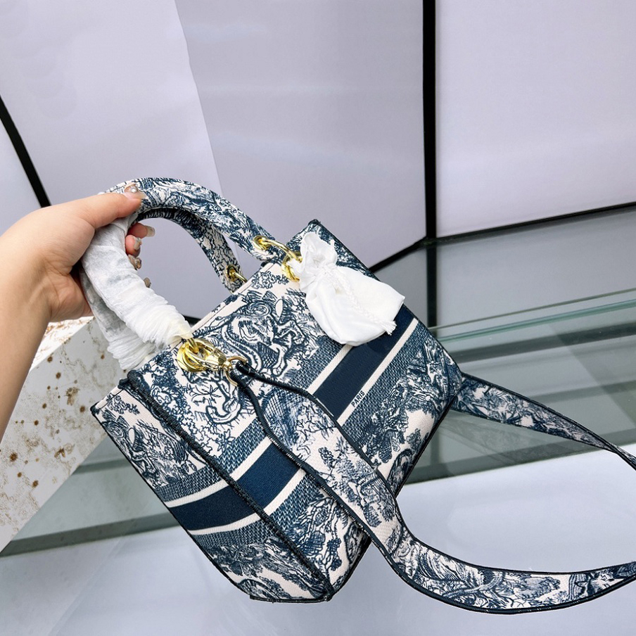 5A Fashion Designer Totes Shoulder Bags Luxury Women Alligator HandBags Tote Real Leather Bag Lady Plaid outdoors Purses Duffle Luggage by fen 024, #1
5A Fashion Designer Totes Shoulder Bags Luxury Women Alligator HandBags Tote Real Leather Bag Lady Plaid outdoors Purses Duffle Luggage by fen 024, #1