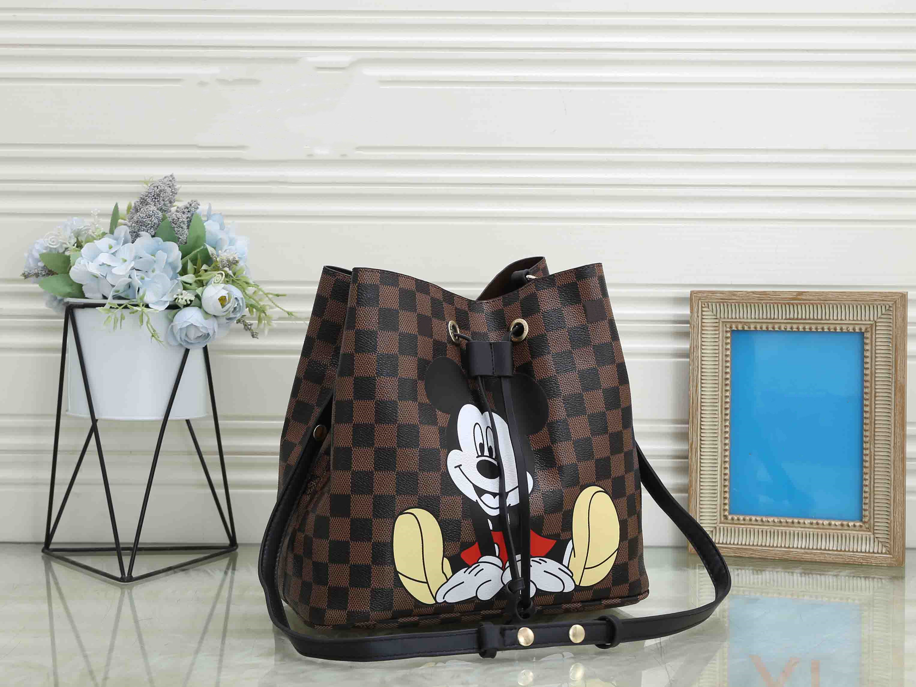 MT Designer High-quality One Shoulder Bag Alphabet fashion Everything Handbag purse Bucket bag women's waist classic style Leather material, Coffee bar
MT Designer High-quality One Shoulder Bag Alphabet fashion Everything Handbag purse Bucket bag women's waist classic style Leather material, Coffee bar