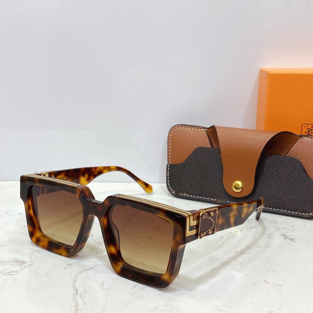 Designer Sunglasses for Men and Women Unisex Eyewear with UV400 Lens and Luxury lewiss Millionaires vuittton Case White Beige
Designer Sunglasses for Men and Women Unisex Eyewear with UV400 Lens and Luxury lewiss Millionaires vuittton Case White Beige