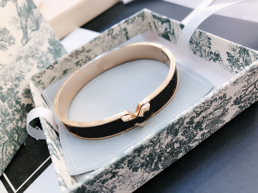 Designer Ladies Bracelet Gold Stainless Steel Love Bracelets Letter Presbyopia Old Flower Couple Classic Faux Leather Women Bracelet Jewelry Accessories S064
Designer Ladies Bracelet Gold Stainless Steel Love Bracelets Letter Presbyopia Old Flower Couple Classic Faux Leather Women Bracelet Jewelry Accessories S064