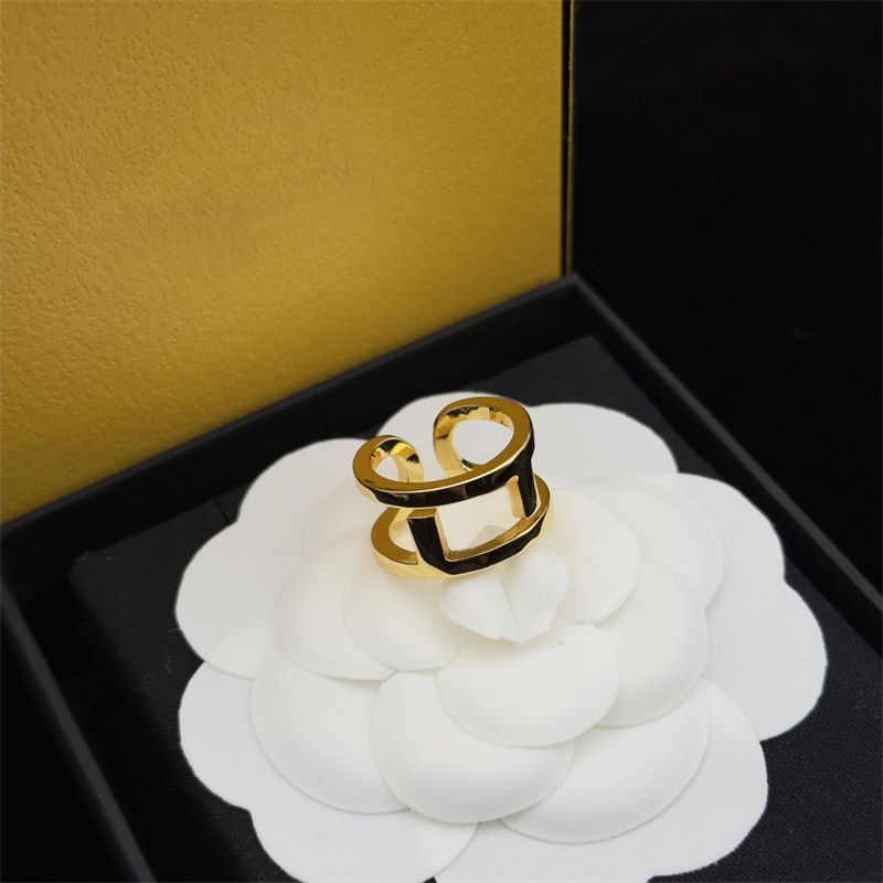 Designer ladies Light Luxury High Grade Gold Ring Brand Hollow Out Opening Fashion Rings Titanium Steel Versatile Couple Ring Jewelry
Designer ladies Light Luxury High Grade Gold Ring Brand Hollow Out Opening Fashion Rings Titanium Steel Versatile Couple Ring Jewelry