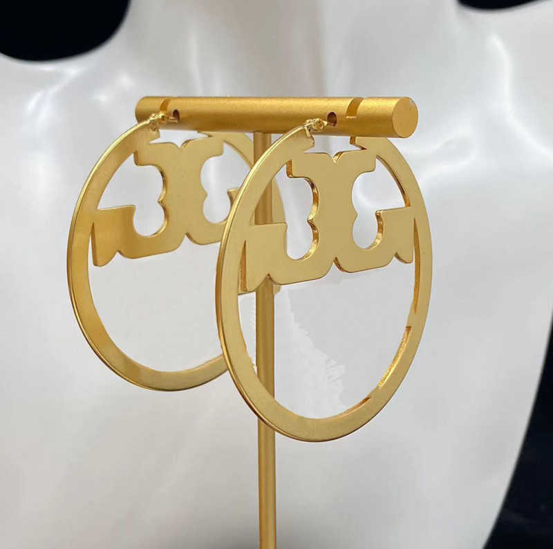 New Women Hoop Earrings Designer Jewelry Womens Earring Street Fashion Gold Round Ear Studs Accessories For Ladies D2210203F
New Women Hoop Earrings Designer Jewelry Womens Earring Street Fashion Gold Round Ear Studs Accessories For Ladies D2210203F