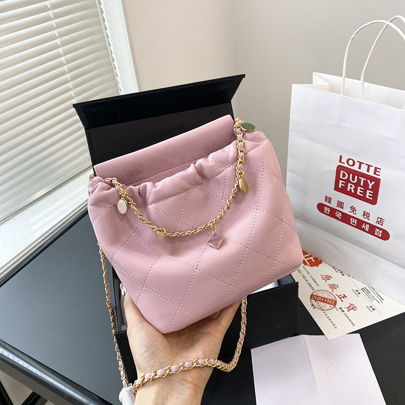 Designer Bag Classic Gem Kofuku Pouch Folding Gift box High Quality Handbags Famale Metal Designer Bag Black Clamshell Chain Bags Cross body, 2#18x18x8.5cm
Designer Bag Classic Gem Kofuku Pouch Folding Gift box High Quality Handbags Famale Metal Designer Bag Black Clamshell Chain Bags Cross body, 2#18x18x8.5cm