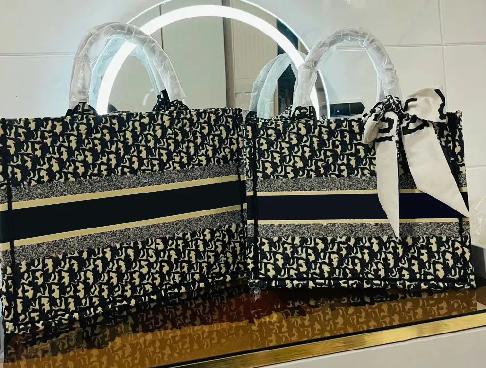 Luxury Designers the tote bag Top Original Totes Bag Tiger Embroidery BOOK Handbag TOTE Women's Classic Handle Laptop Large Capacity Shopping Bag Commuting Canvas 02, #42 weave
Luxury Designers the tote bag Top Original Totes Bag Tiger Embroidery BOOK Handbag TOTE Women's Classic Handle Laptop Large Capacity Shopping Bag Commuting Canvas 02, #42 weave