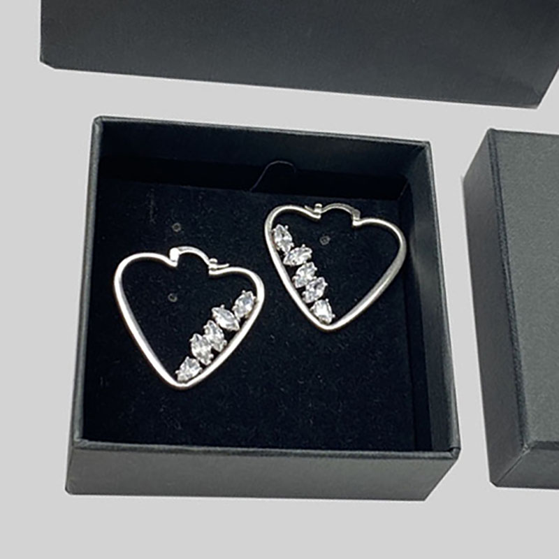 Luxury Diamond Stud Earrings Simple Love Style Women Ear Studs Set Designer Jewelry Earrings Valentine Day Gift Style Nice
Luxury Diamond Stud Earrings Simple Love Style Women Ear Studs Set Designer Jewelry Earrings Valentine Day Gift Style Nice