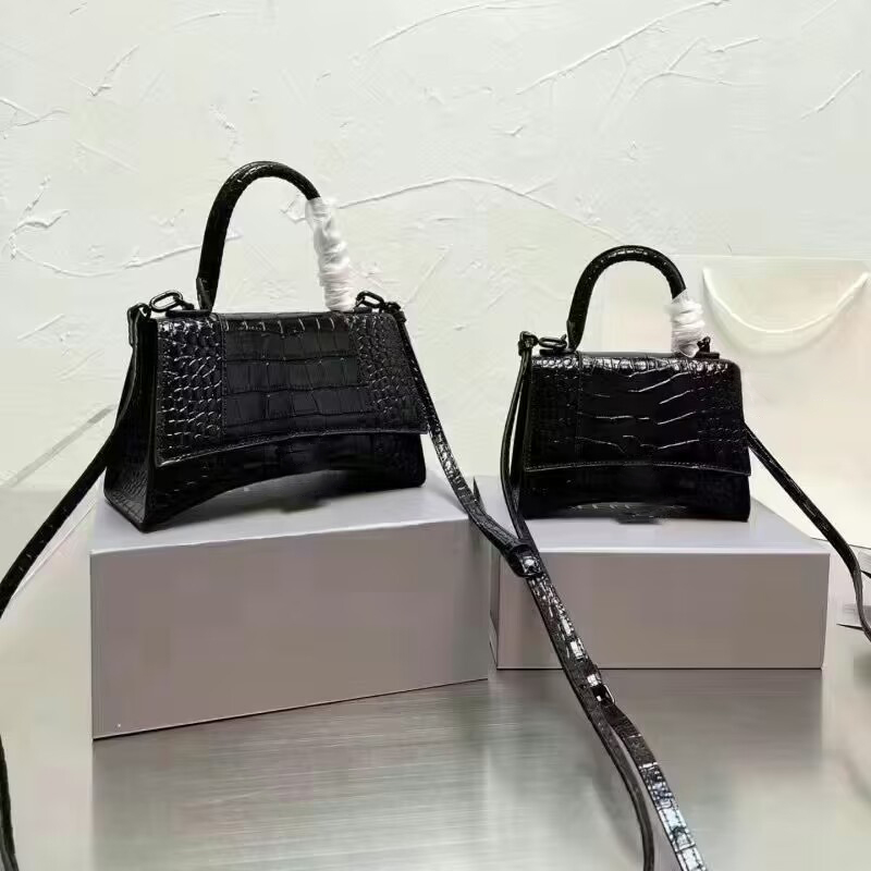 2023 Hot sell Lady shopping Bags Fashion Handbag Women Totes Shoulder Cross Body Half Moon Luxury Genuine Leather Classic Retro Purse wallets handle square
2023 Hot sell Lady shopping Bags Fashion Handbag Women Totes Shoulder Cross Body Half Moon Luxury Genuine Leather Classic Retro Purse wallets handle square