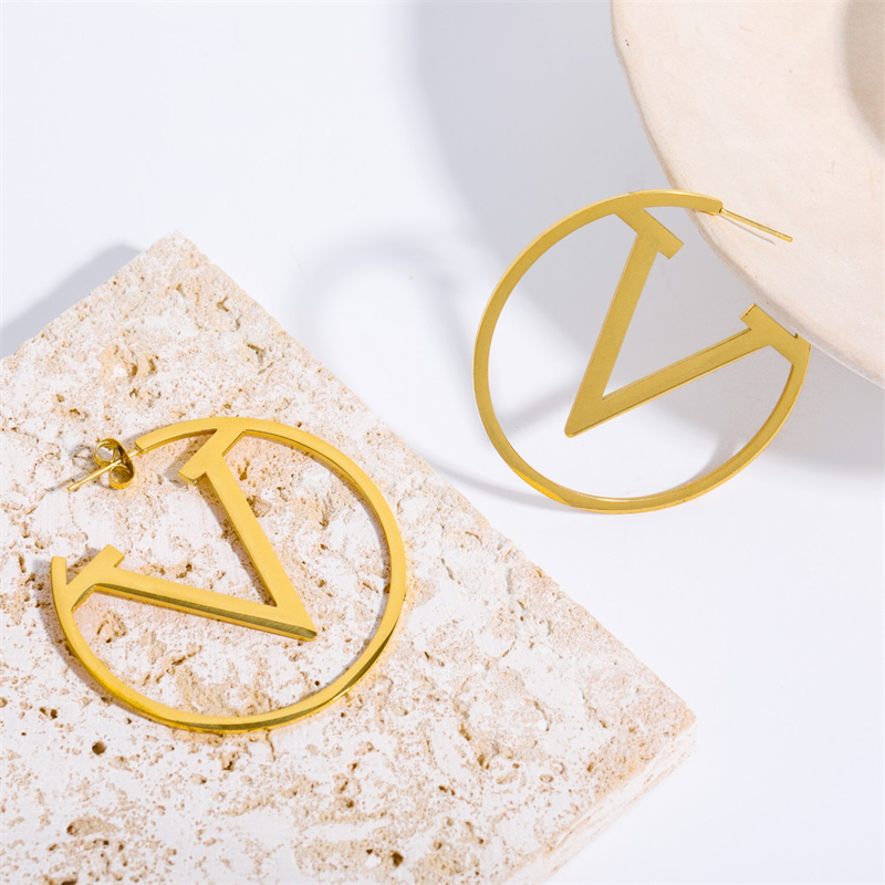 2023 Large hoop earrings brand designer classic 18K gold-plated Stainless Steel letter earrings pendant earring lady stud earring fashion simple designer jewelry
2023 Large hoop earrings brand designer classic 18K gold-plated Stainless Steel letter earrings pendant earring lady stud earring fashion simple designer jewelry