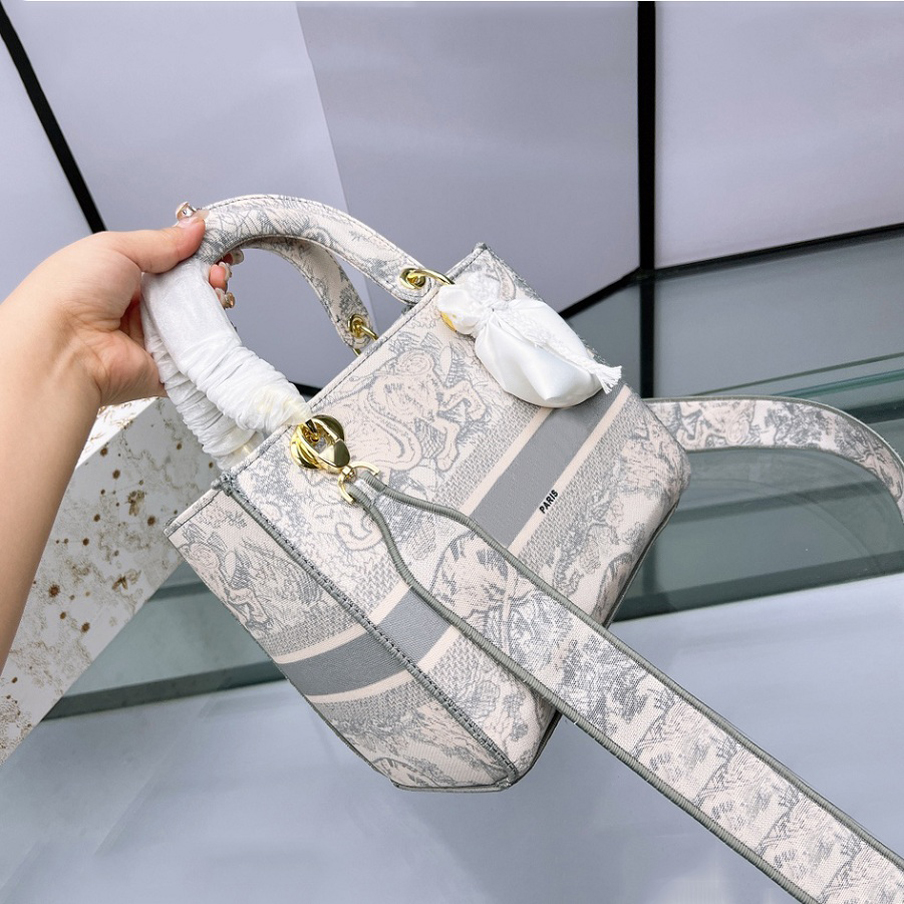 5A Fashion Designer Totes Shoulder Bags Luxury Women Alligator HandBags Tote Real Leather Bag Lady Plaid outdoors Purses Duffle Luggage by fen 027, #1
5A Fashion Designer Totes Shoulder Bags Luxury Women Alligator HandBags Tote Real Leather Bag Lady Plaid outdoors Purses Duffle Luggage by fen 027, #1