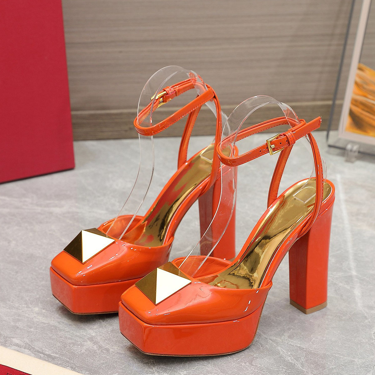 One Stud Platform Pumps Heels Chunky Block heeled Almond shaped toe women's luxury designers Patent leather outsole Lady's Evening Party shoes 13cm factory footwear, Black
One Stud Platform Pumps Heels Chunky Block heeled Almond shaped toe women's luxury designers Patent leather outsole Lady's Evening Party shoes 13cm factory footwear, Black