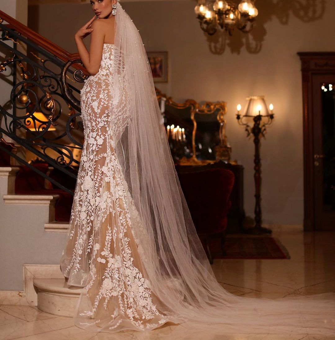 Elegant Mermaid Wedding Dresses Sleeveless V Neck Appliques Sequins Beaded Ruffles 3D Lace Flowers Lace-up Floor Length Bridal Gowns Custom Made abiti